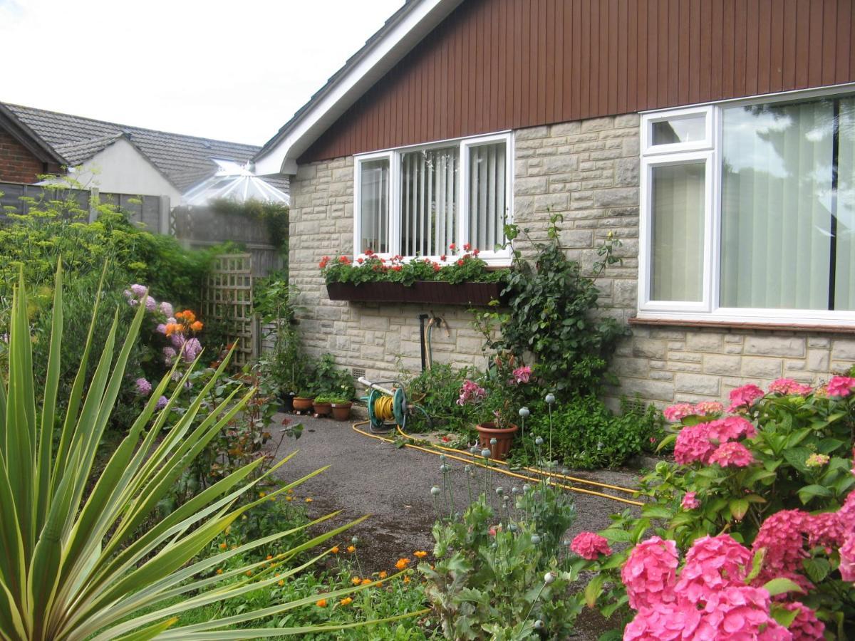 Pine Lodge Barton on Sea Exterior foto